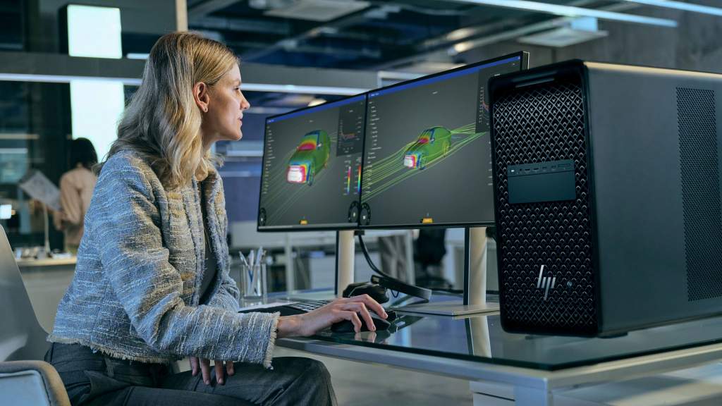 Inżynierka pracująca na stacji roboczej HP Z z symulacją na dwóch monitorach