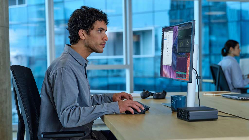 Projektant pracujący na stacjonarnej stacji roboczej HP Z z dwoma monitorami